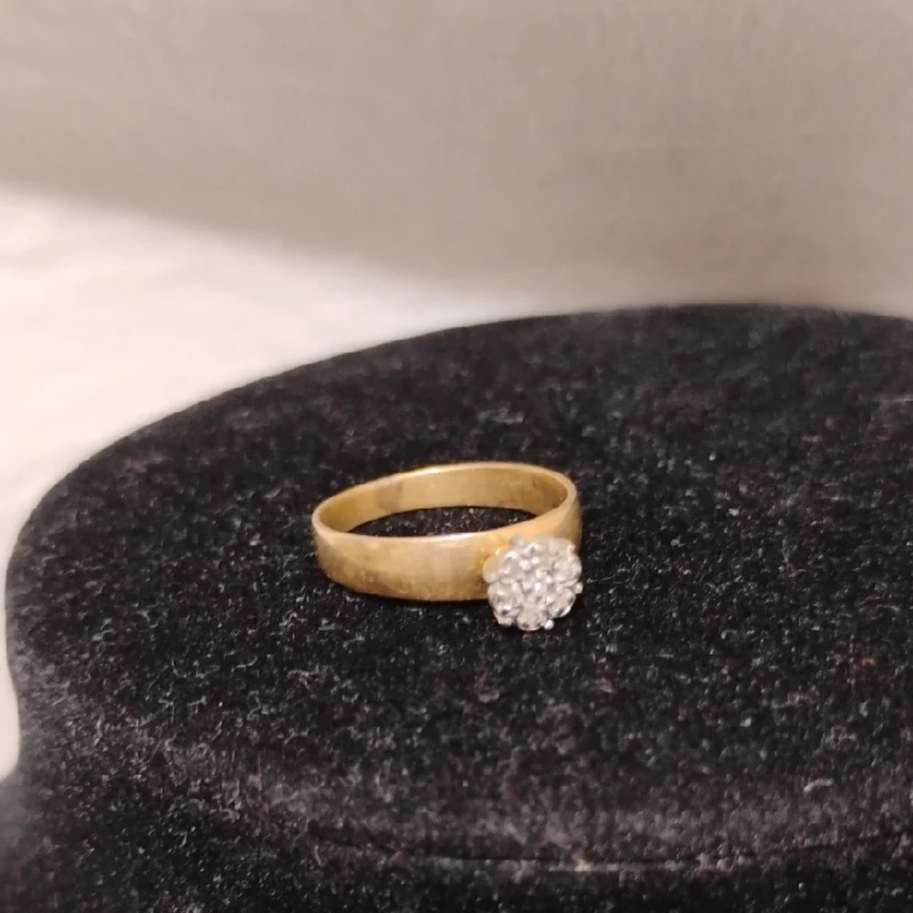 10kt Solid Gold Elegant Diamond Cluster Vintage Ring Size 5 - Picture 11 of 11